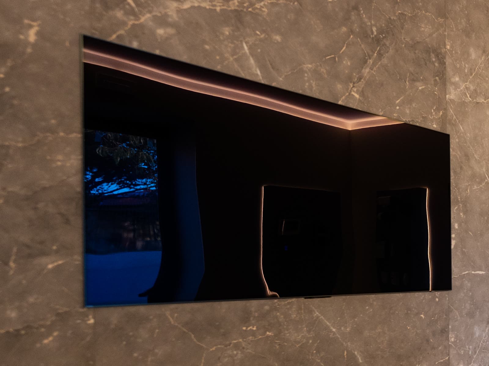 Ecrã integrado em parede de mármore com iluminação cénica — DOMIWAY.