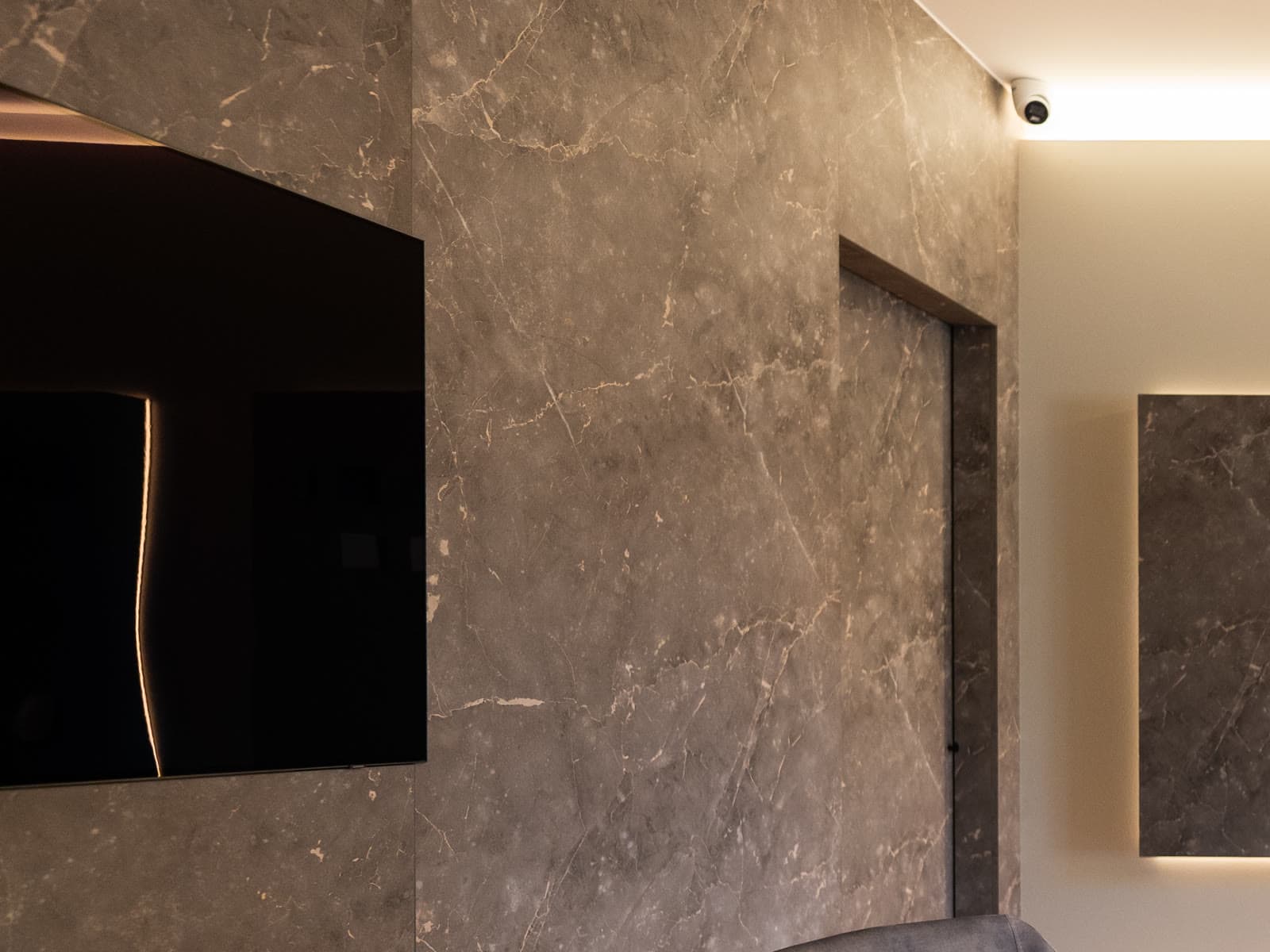 Ecrã integrado em parede de mármore com iluminação cénica — DOMIWAY.