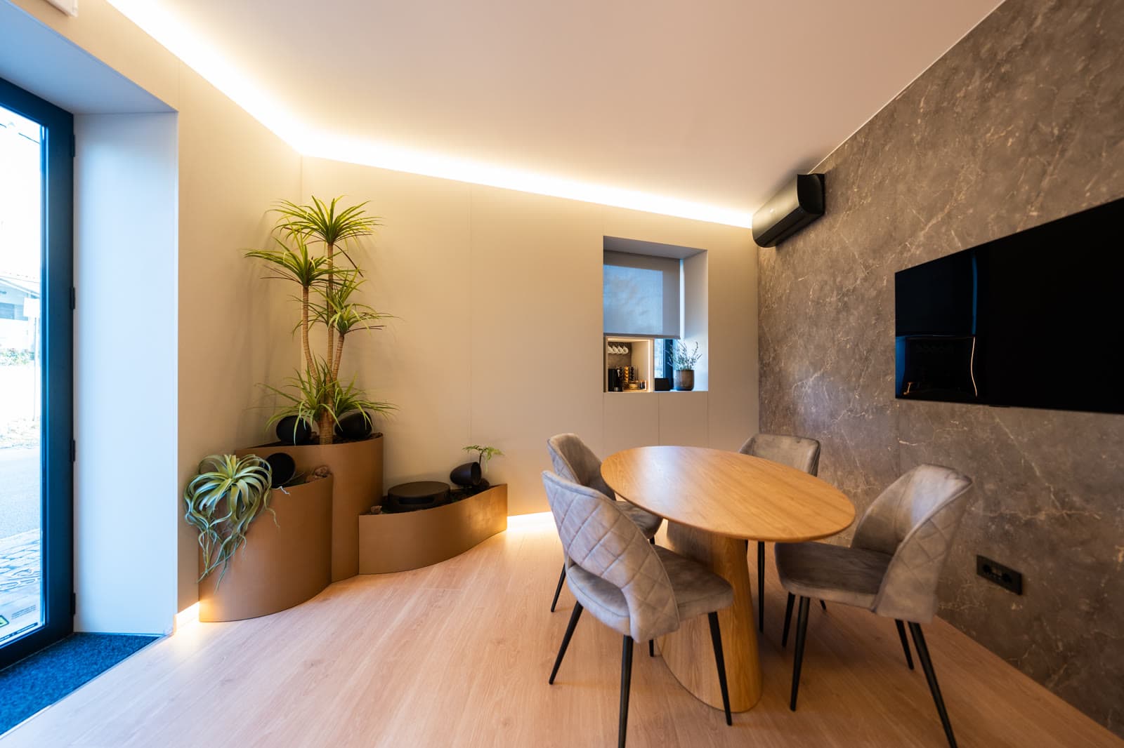 Sala com som ambiente integrado e colunas discretas — DOMIWAY.