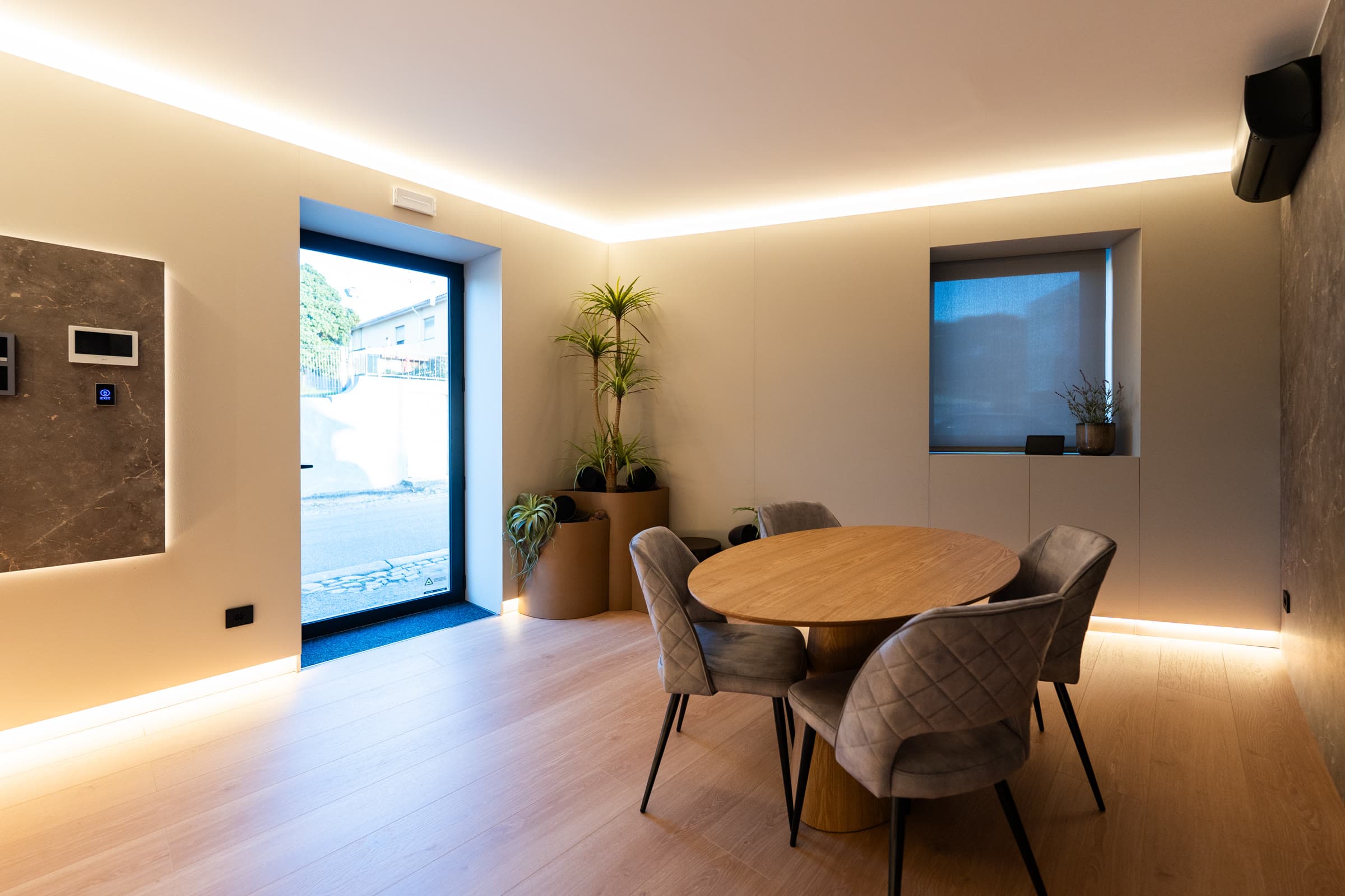 Sistema de som multiroom integrado numa sala de estar — DOMIWAY
