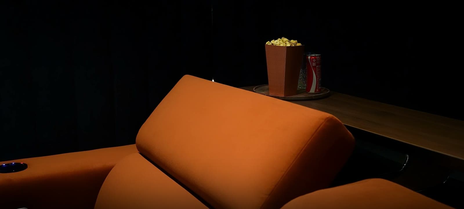 Sofá de cinema com apoios motorizados personalizáveis DOMIWAY.
