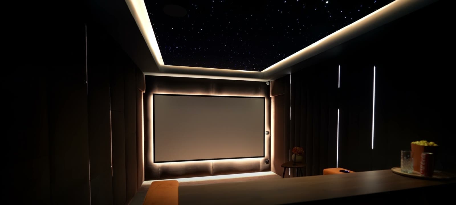 Sala de cinema com som Dolby Atmos no showroom DOMIWAY.