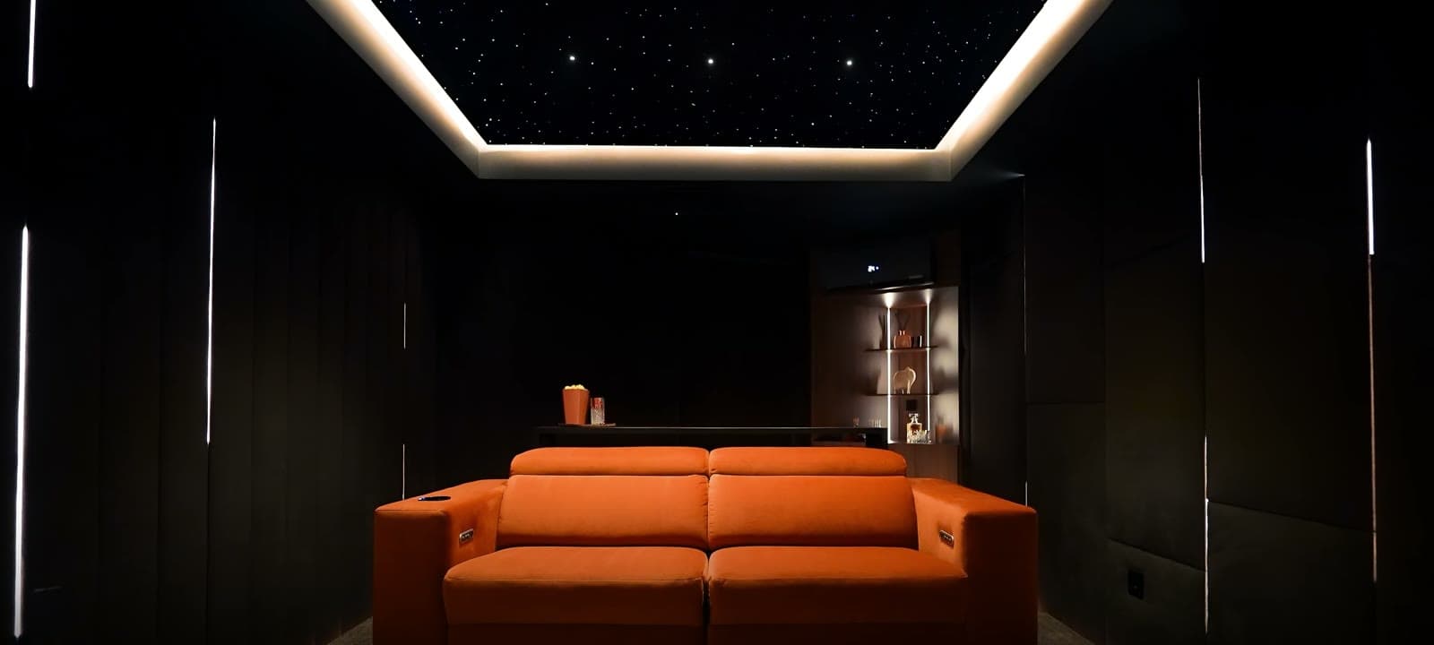 Sala de cinema do showroom DOMIWAY com som imersivo.