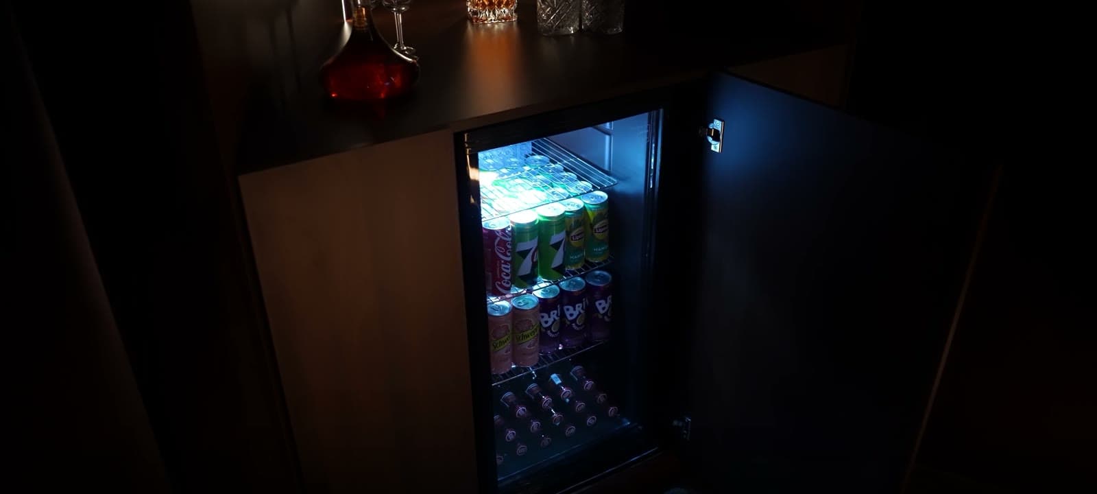 Mini bar com frigobar de bebidas na sala de cinema DOMIWAY.
